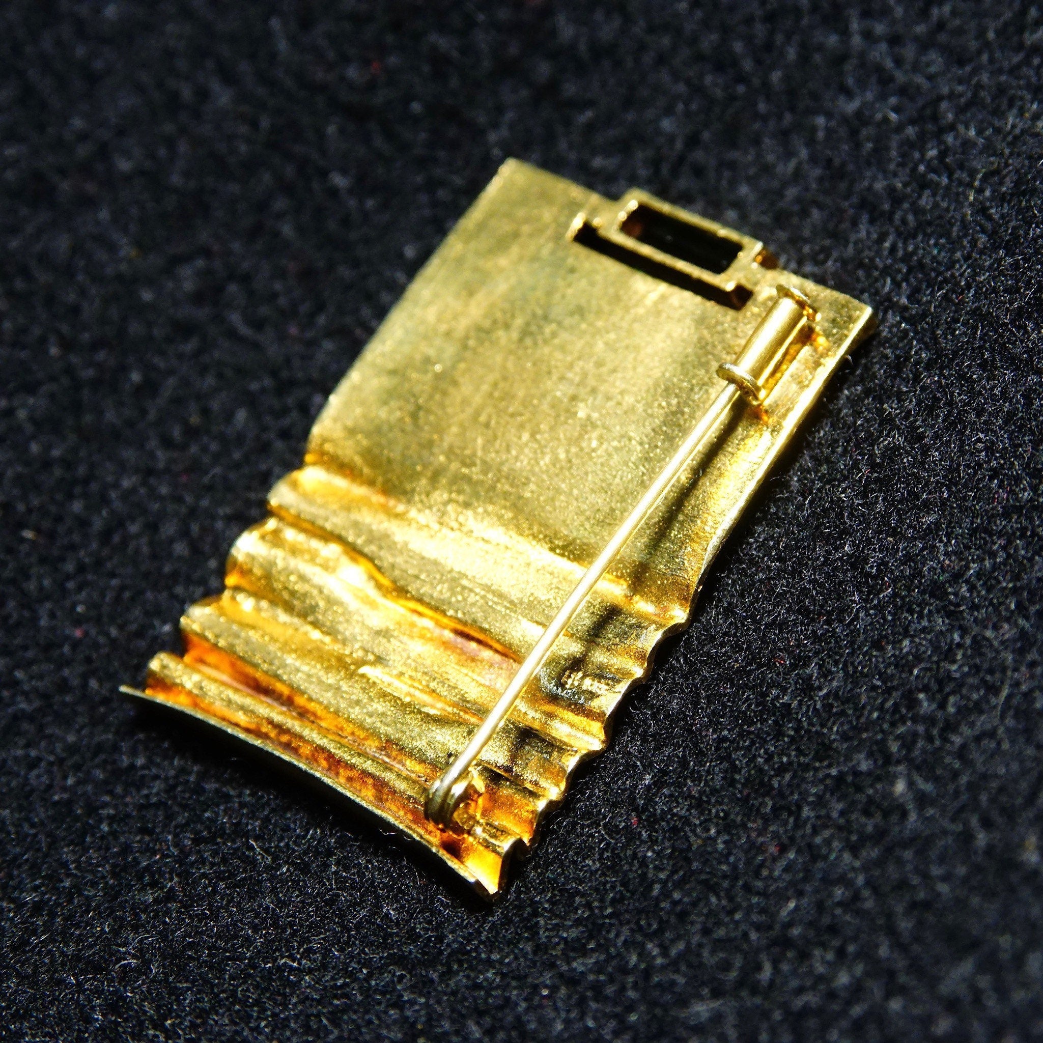 Vintage Modernist 14K Yellow Gold & Green Emerald Brooch, Emerald-Cut Gemstone, Rectangular Gold Pin W/ Crinkle Texturing, 1 5/8" L