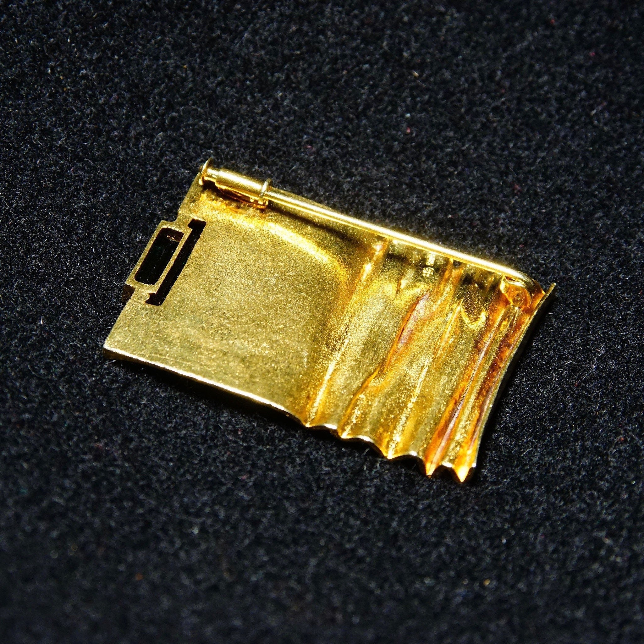 Vintage Modernist 14K Yellow Gold & Green Emerald Brooch, Emerald-Cut Gemstone, Rectangular Gold Pin W/ Crinkle Texturing, 1 5/8" L
