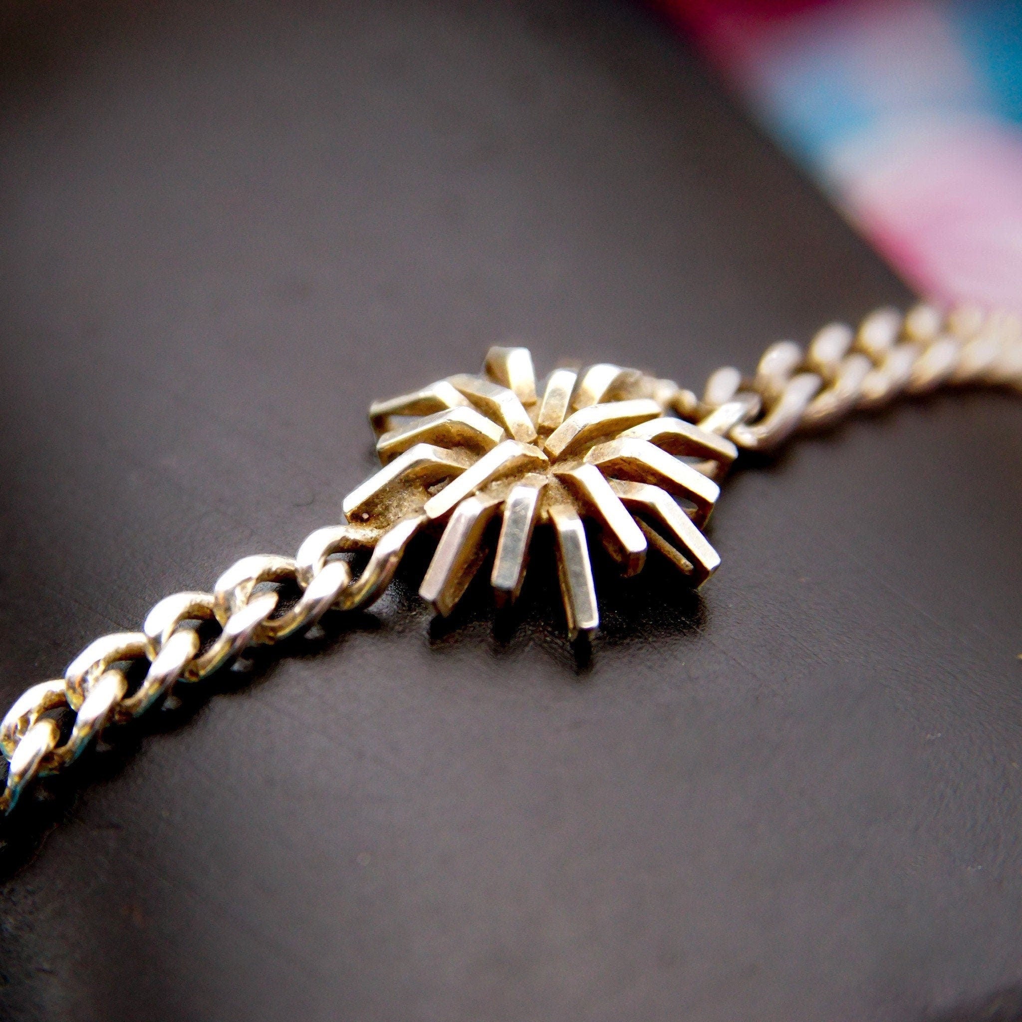 Vintage Sterling Silver Curb Link Starburst Bracelet, Geometric Silver Flower Accent, 3mm Curb Link Chain, Modernist, Unisex, 7 1/2" L