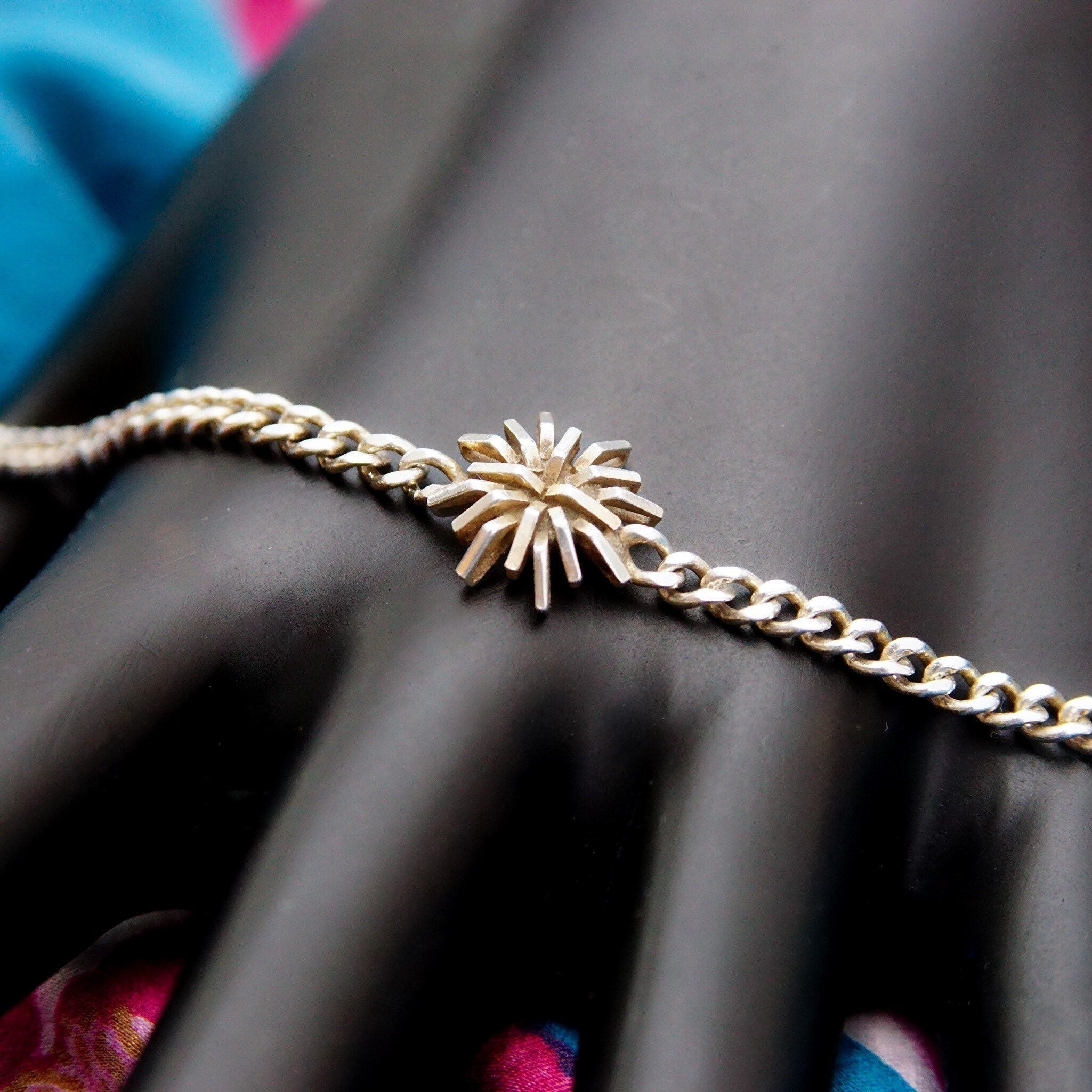 Vintage Sterling Silver Curb Link Starburst Bracelet, Geometric Silver Flower Accent, 3mm Curb Link Chain, Modernist, Unisex, 7 1/2" L
