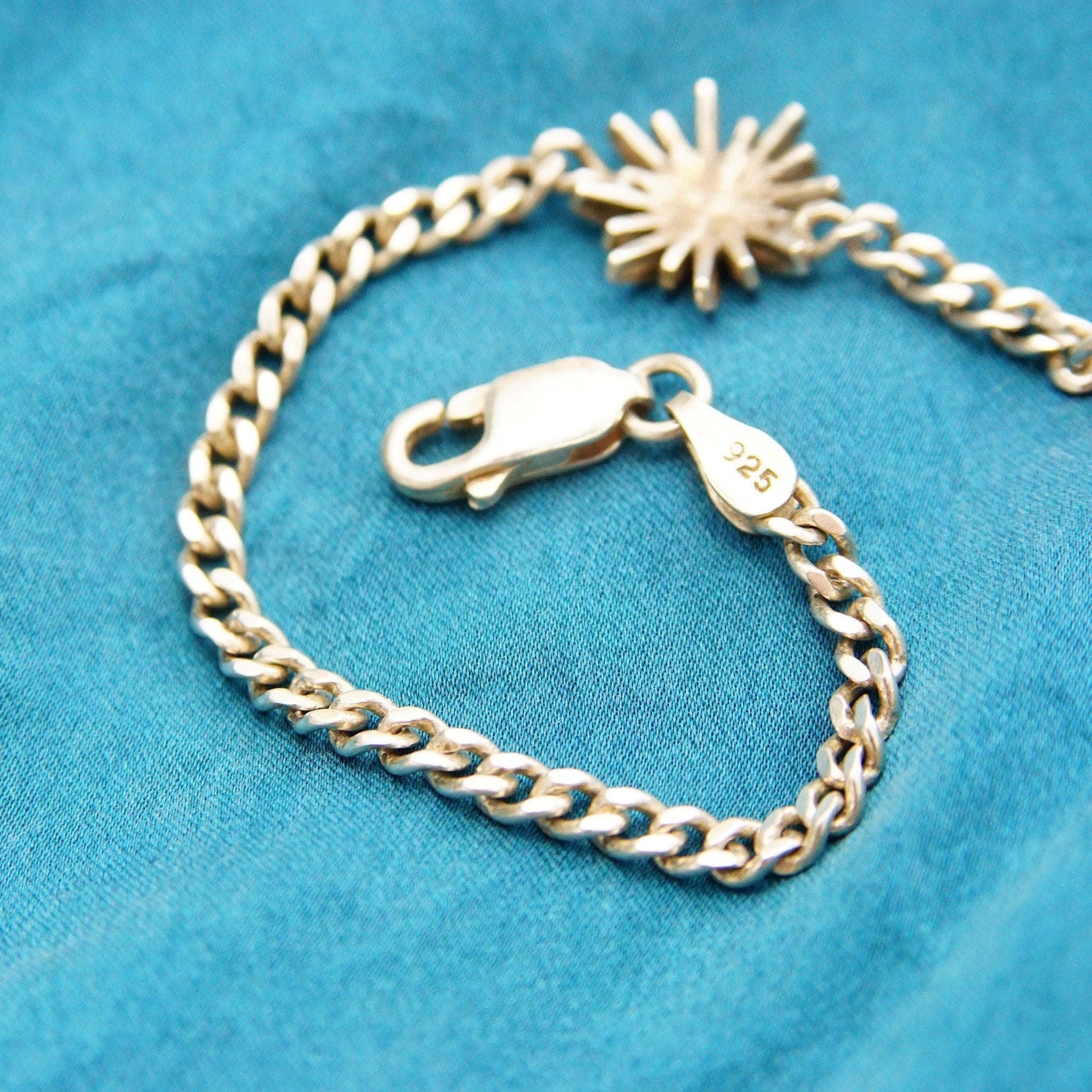 Vintage Sterling Silver Curb Link Starburst Bracelet, Geometric Silver Flower Accent, 3mm Curb Link Chain, Modernist, Unisex, 7 1/2" L