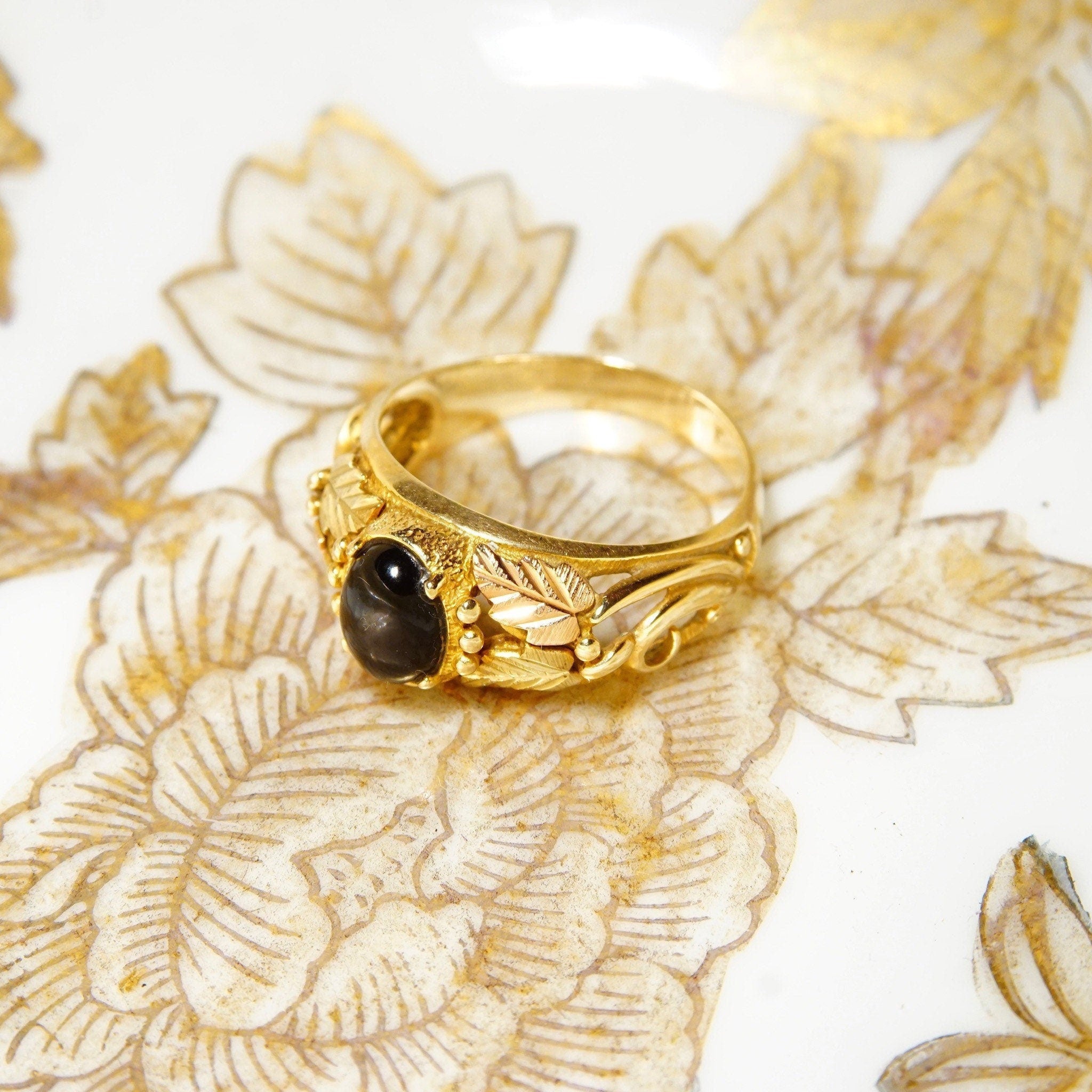 Vintage 10k Yellow & Rose Gold Onyx Ring, Split Shank Setting With Etched Leaf Vine Design, Black Onyx Gemstone, Size 9 3/4 US
