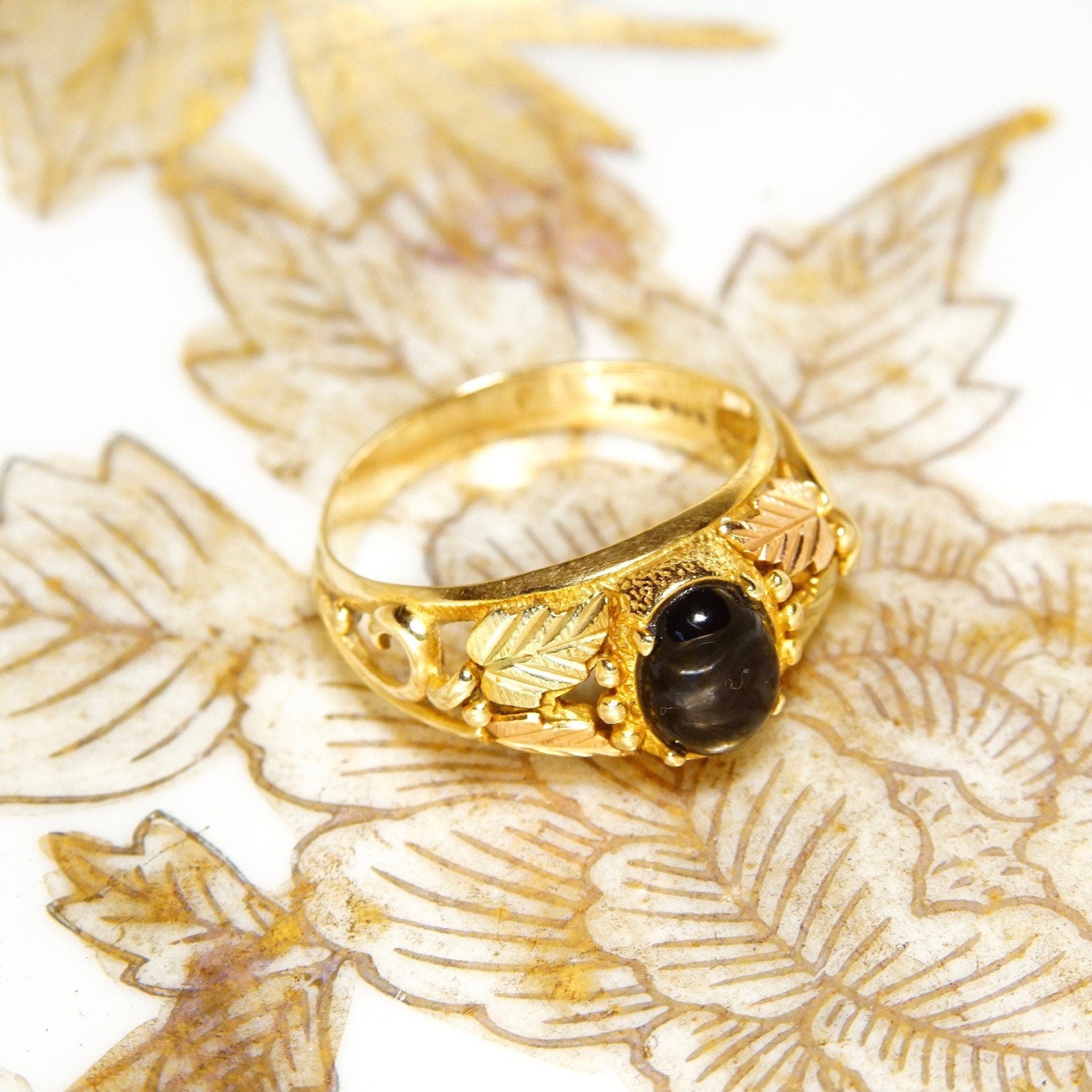 Vintage 10k Yellow & Rose Gold Onyx Ring, Split Shank Setting With Etched Leaf Vine Design, Black Onyx Gemstone, Size 9 3/4 US