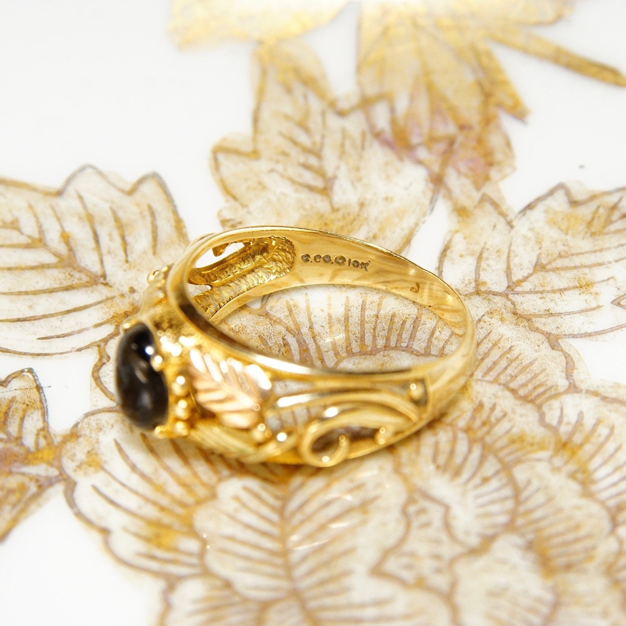 Vintage 10k Yellow & Rose Gold Onyx Ring, Split Shank Setting With Etched Leaf Vine Design, Black Onyx Gemstone, Size 9 3/4 US