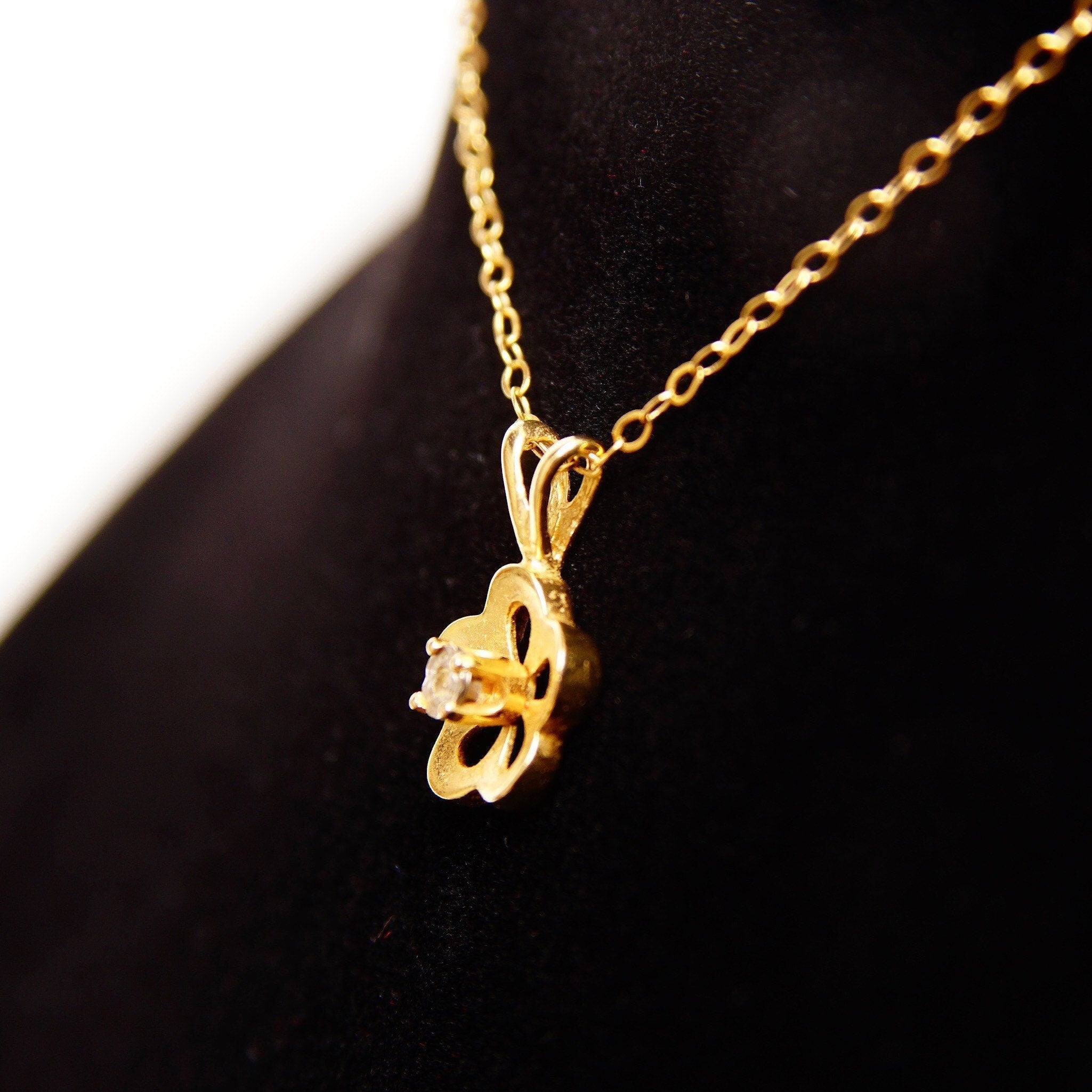 Vintage 14K Diamond Accent Solitaire Flower Pendant Necklace, Gold Flower Halo Charm, WG Setting, Dainty Gold Cable Chain, 16 3/8" L