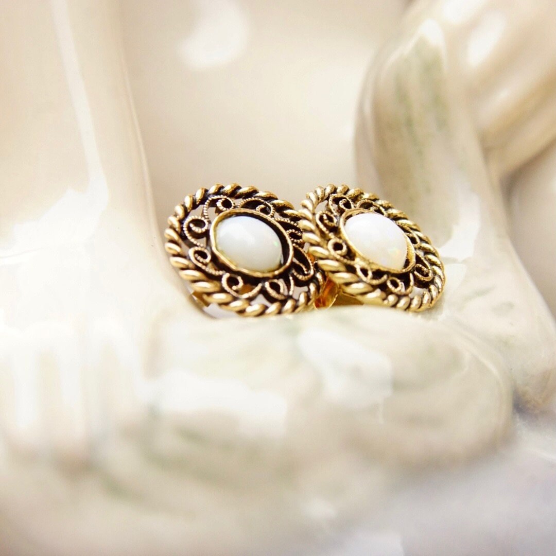 Vintage 14K Gold Filigree Opal Stud Earrings, Ornate Woven Gold Disc, White Iridescent Opal Stones, Antique Gold Stud Earrings, 11mm