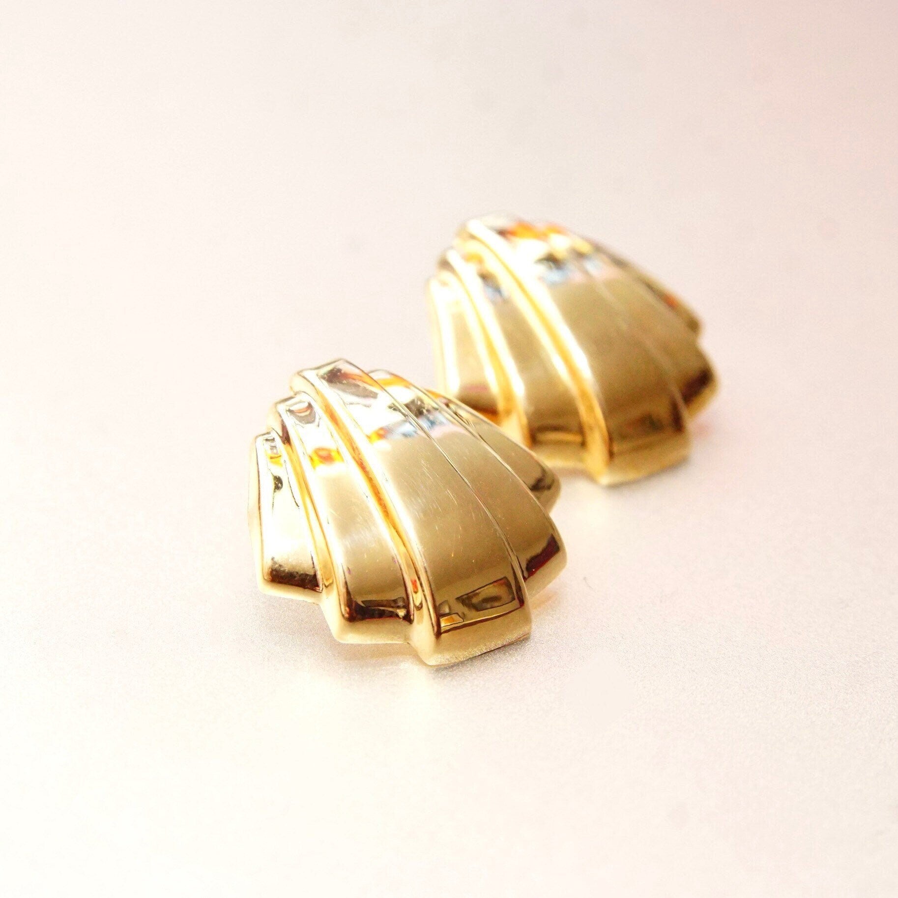 Vintage 14K Gold Art Deco Stud Earrings, Scalloped Yellow Gold Earrings, Raised/Tiered Design, Miami Art Deco, Polished 585 Studs, 21mm