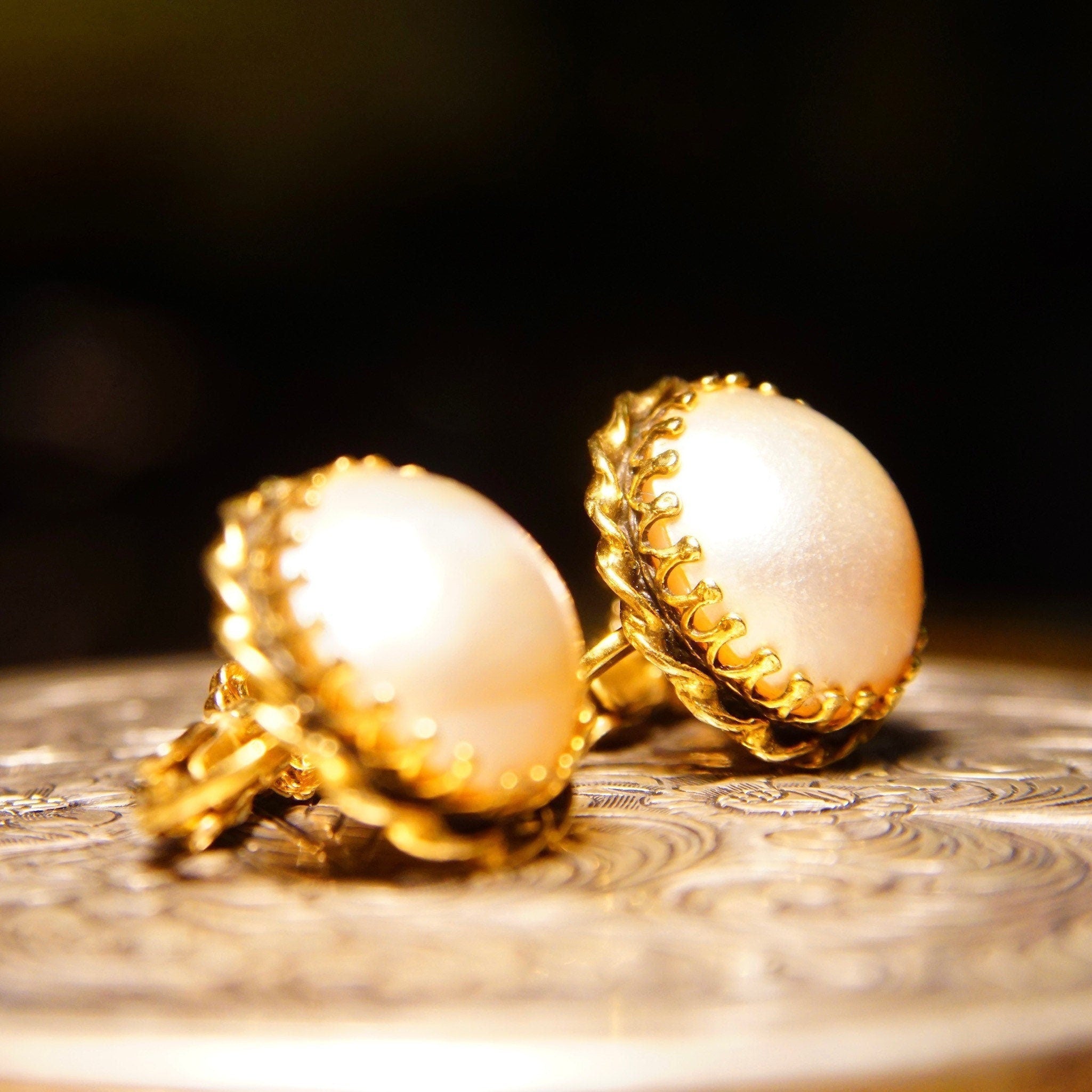 Vintage Art Deco 14K Gold Crown Pearl Earrings, 13mm Pearl Cabochon, Round Gold Ribbon Setting, 585 Hinged Screw Backs, 15mm