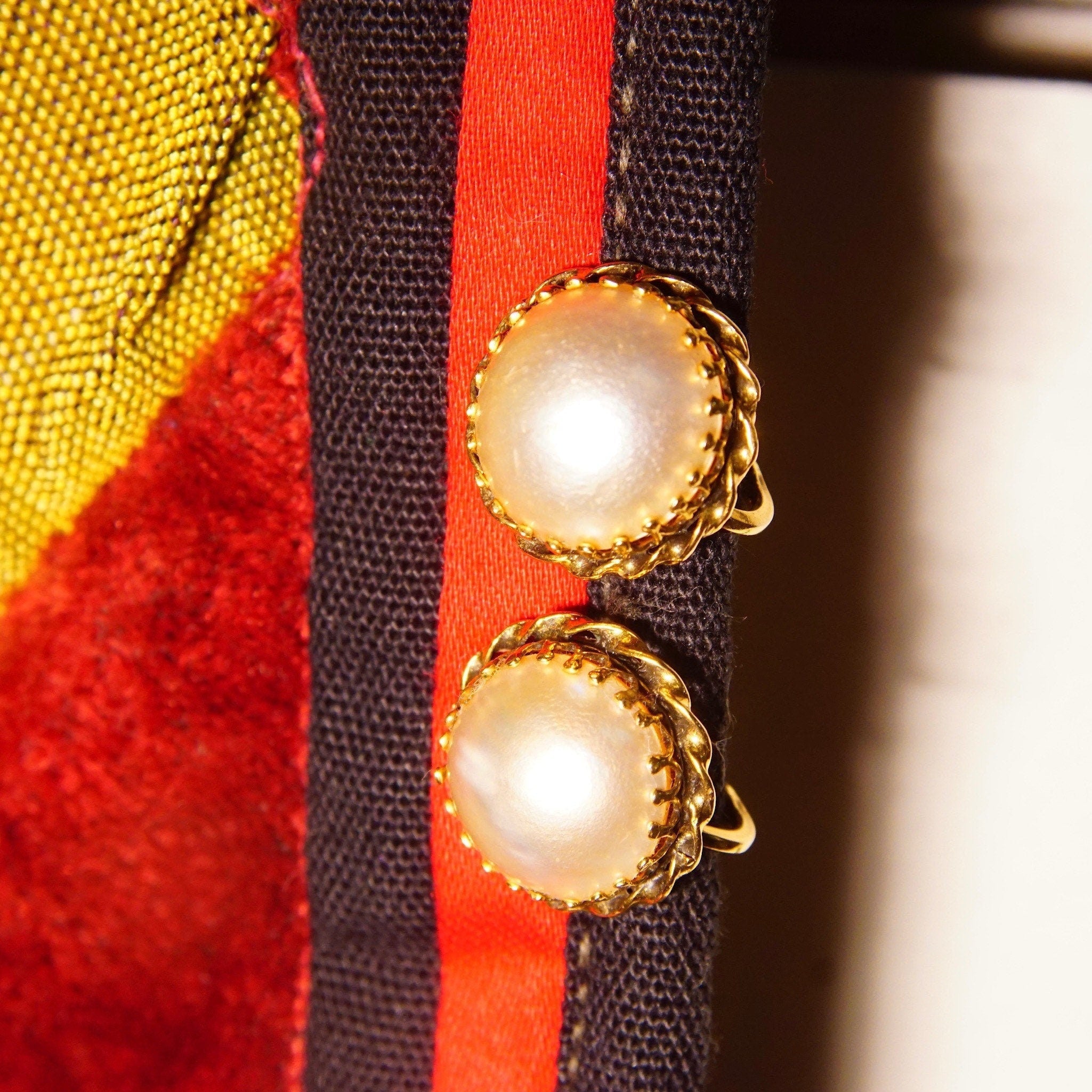 Vintage Art Deco 14K Gold Crown Pearl Earrings, 13mm Pearl Cabochon, Round Gold Ribbon Setting, 585 Hinged Screw Backs, 15mm