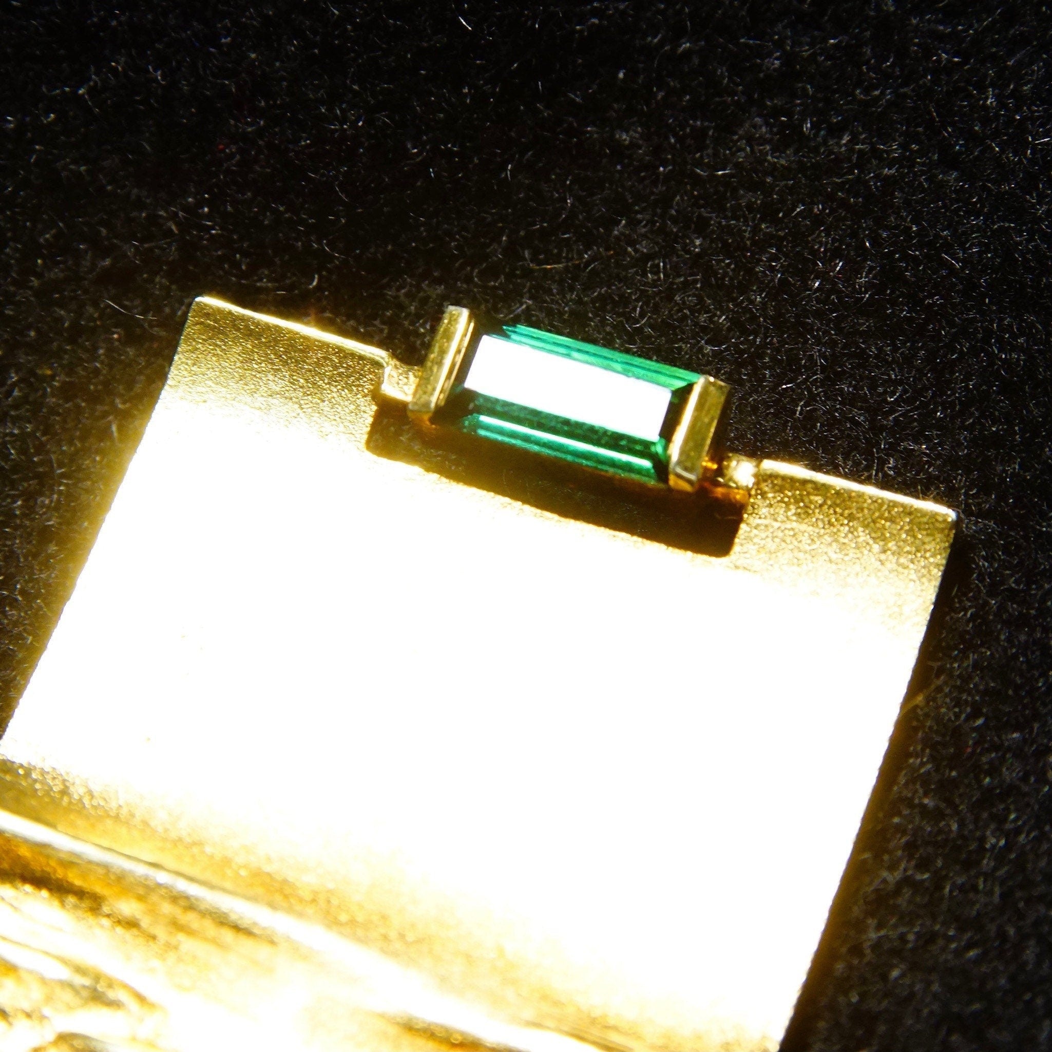 Vintage Modernist 14K Yellow Gold & Green Emerald Brooch, Emerald-Cut Gemstone, Rectangular Gold Pin W/ Crinkle Texturing, 1 5/8" L