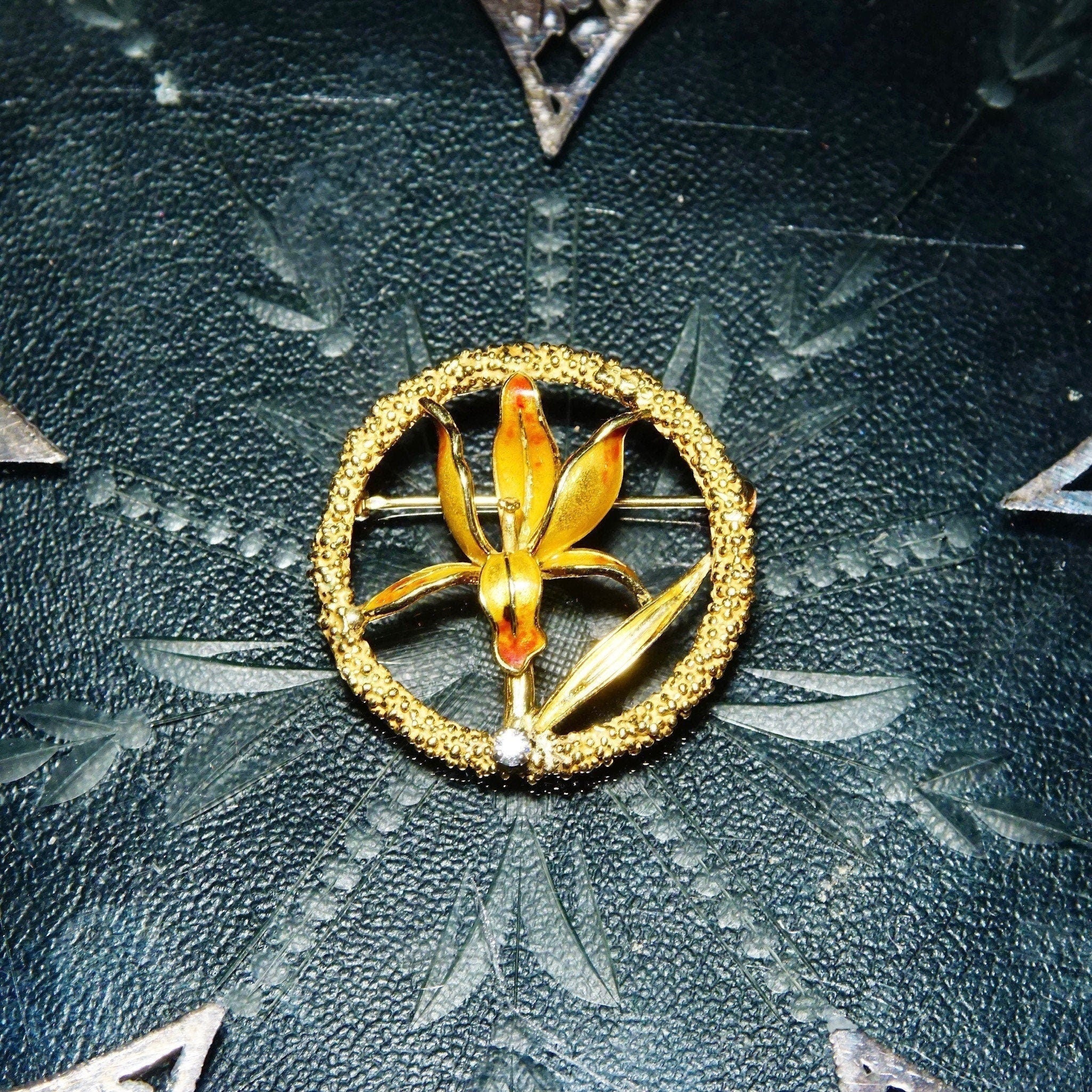Vintage 18K Yellow Gold Enamel Flower & Accent Diamond Brooch, .06 CT Brilliant Diamond, Stipple Textured Gold Circle Pin, 1 1/2" Diameter