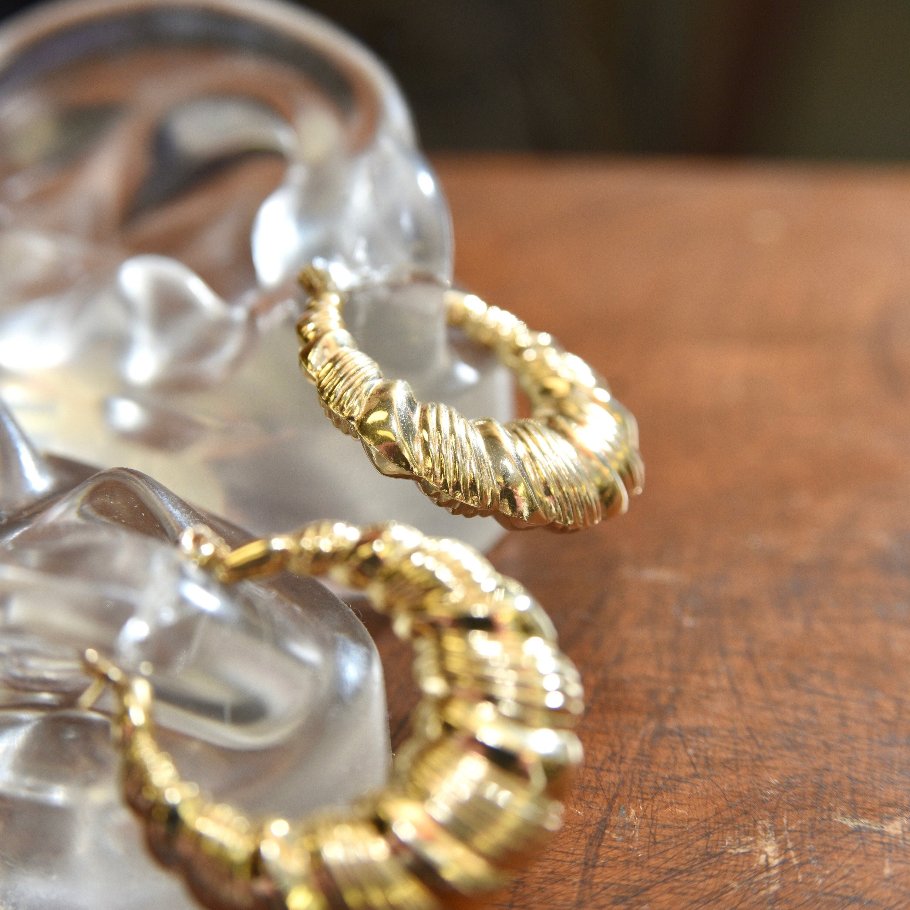 14K Scallop Hoop Earrings, Yellow Gold Round Puff Hoops, Wreath/Ribbon Motif, Estate Jewelry, 1 1/4"