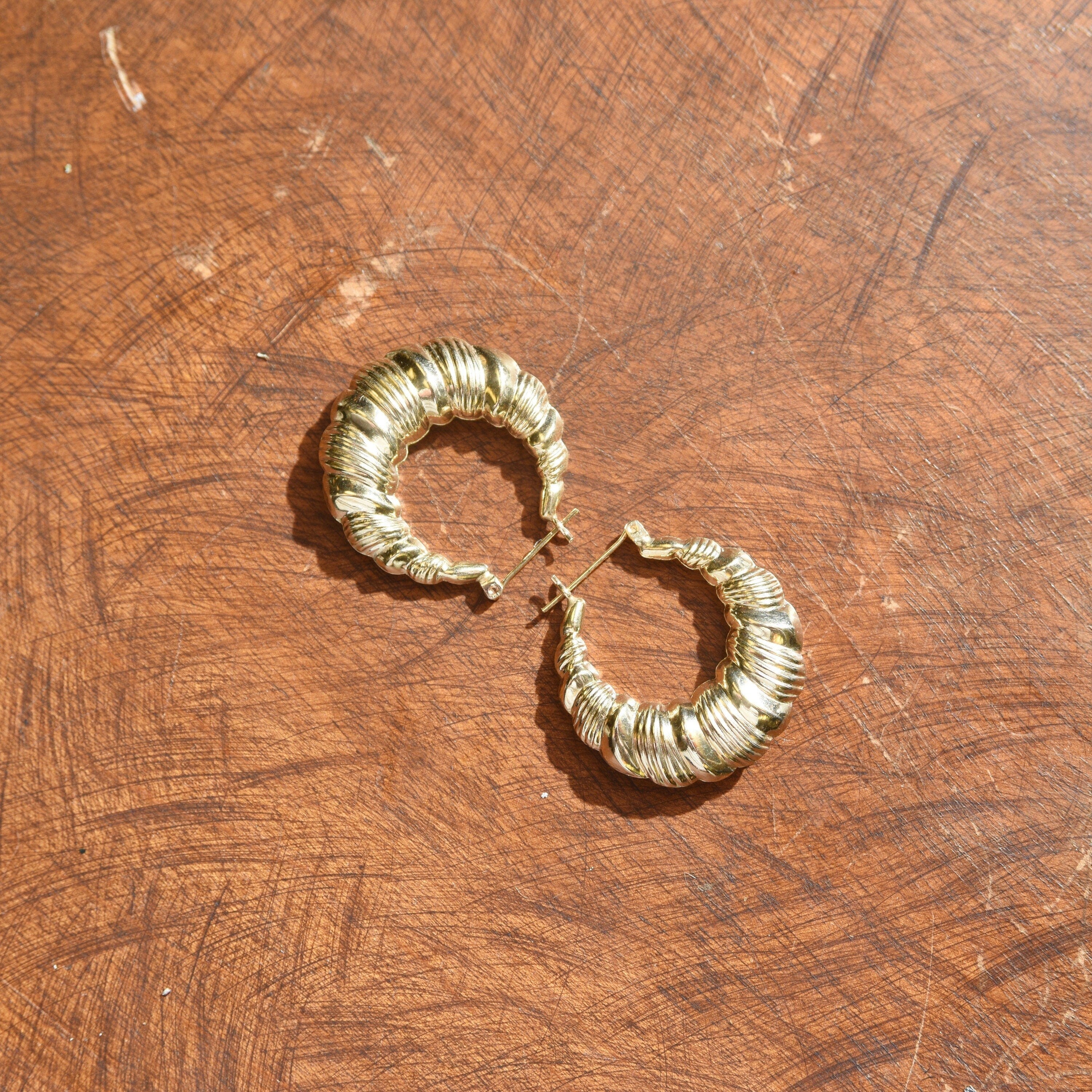 14K Scallop Hoop Earrings, Yellow Gold Round Puff Hoops, Wreath/Ribbon Motif, Estate Jewelry, 1 1/4"