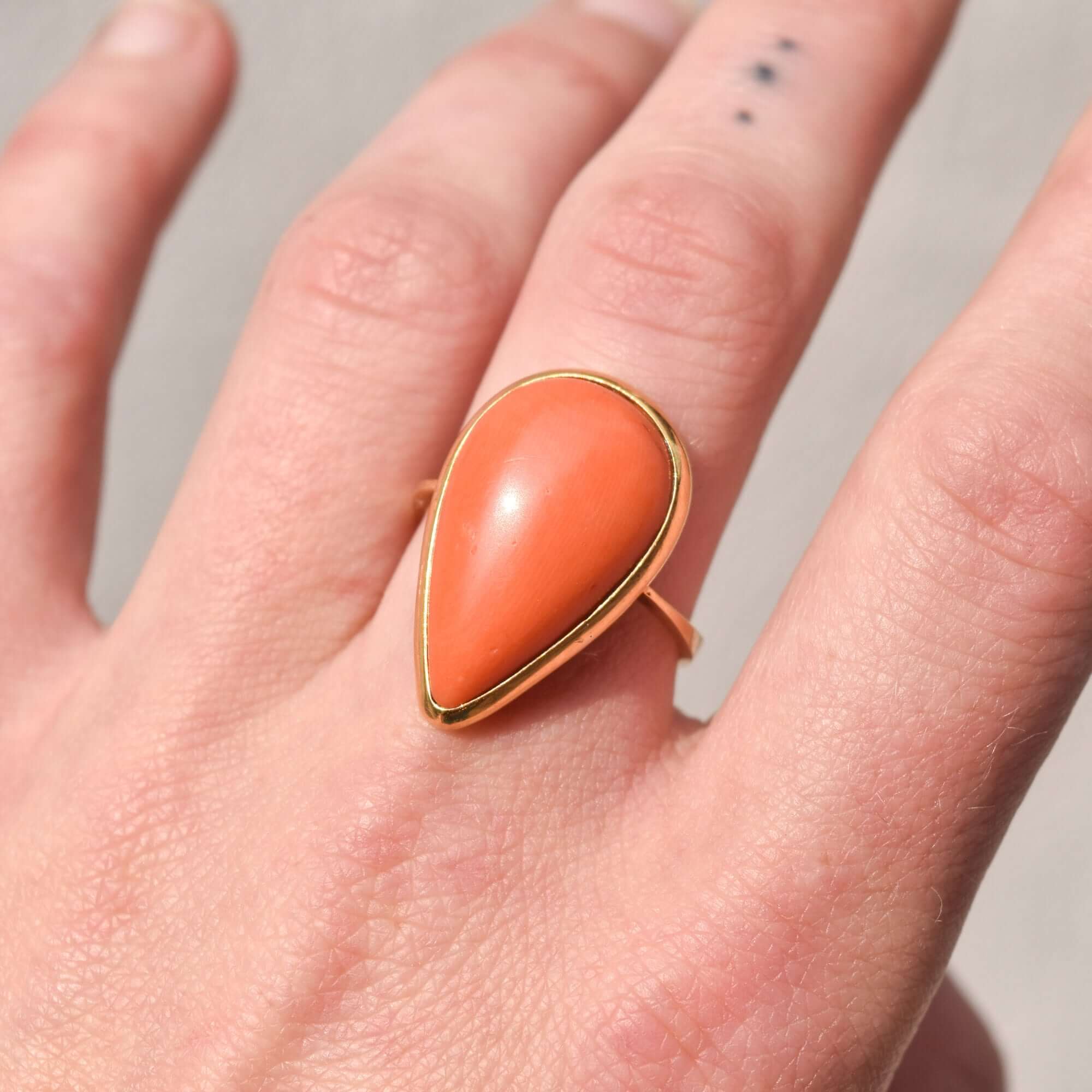 18K Pear Coral Cabochon Ring In Yellow Gold, Teardrop Setting, Statement Ring, Estate Jewelry, 7 3/4 US