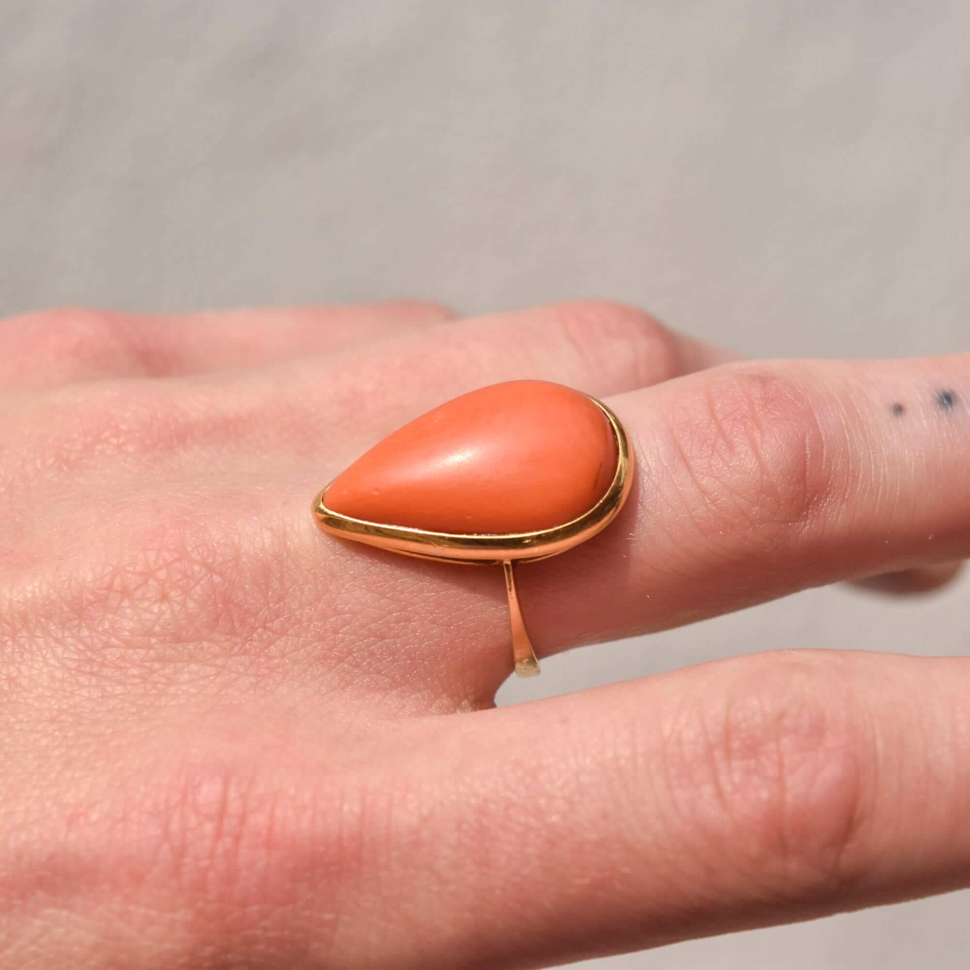 18K Pear Coral Cabochon Ring In Yellow Gold, Teardrop Setting, Statement Ring, Estate Jewelry, 7 3/4 US