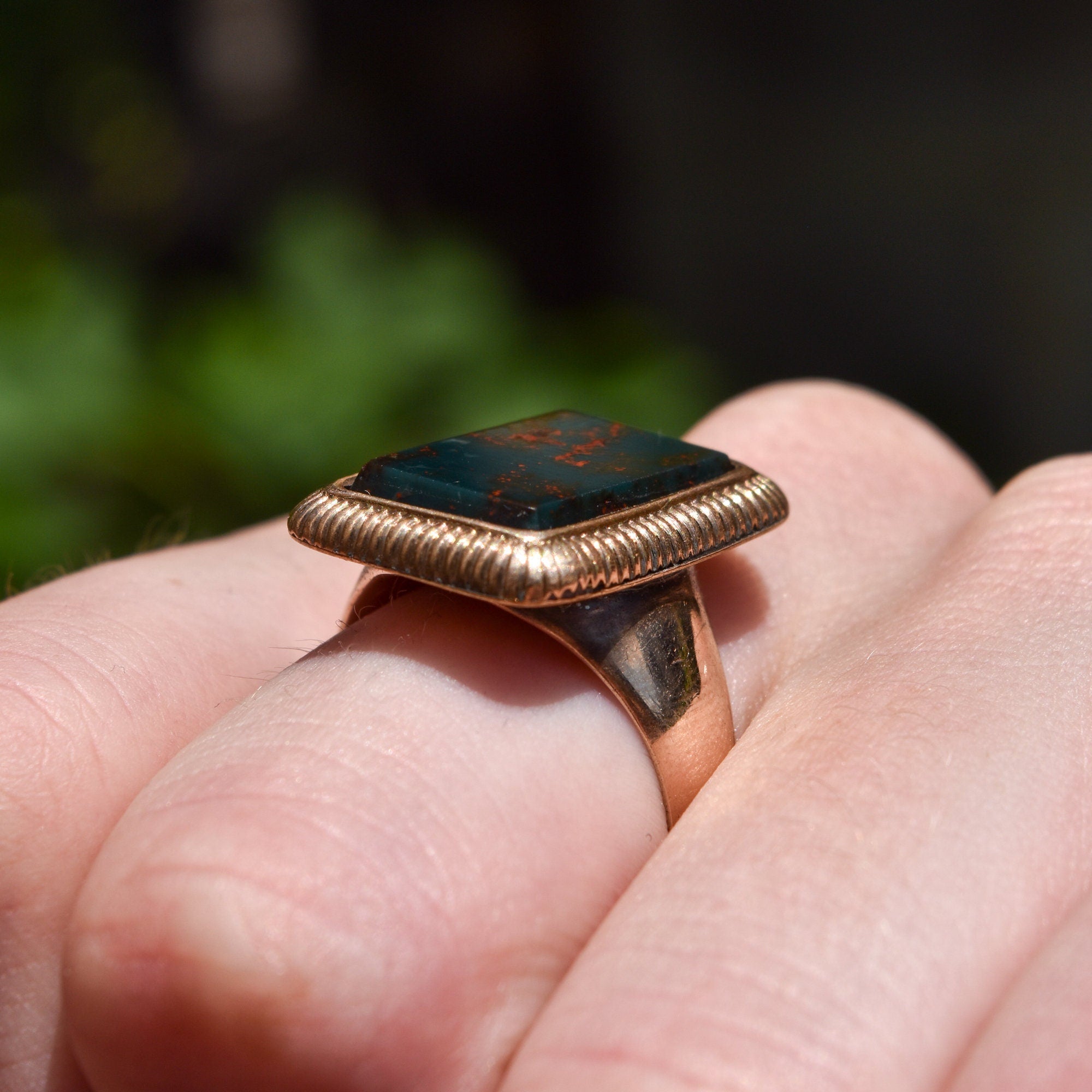 Victorian 14K Bloodstone Signet Ring, Sleek Bevel Cut Stone In Pleated Yellow Gold Setting, Estate Jewelry, 9 3/4 US