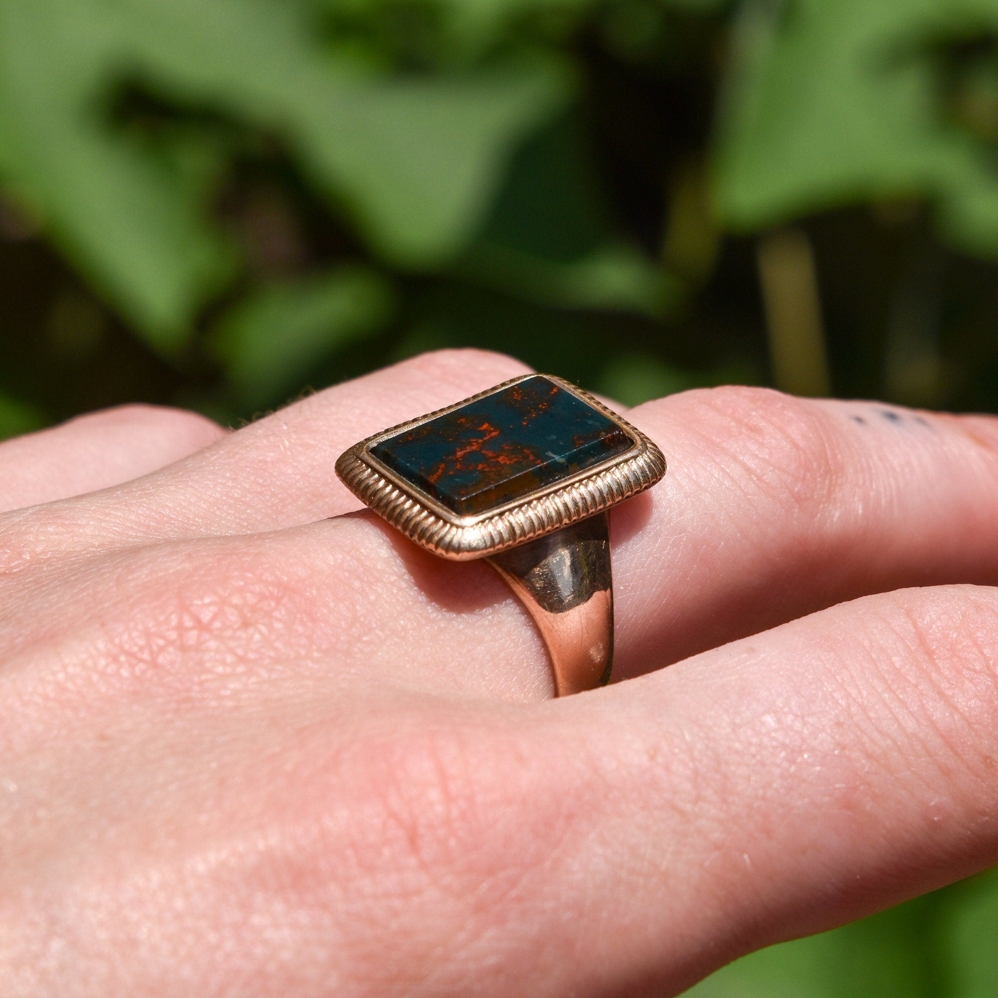 Victorian 14K Bloodstone Signet Ring, Sleek Bevel Cut Stone In Pleated Yellow Gold Setting, Estate Jewelry, 9 3/4 US
