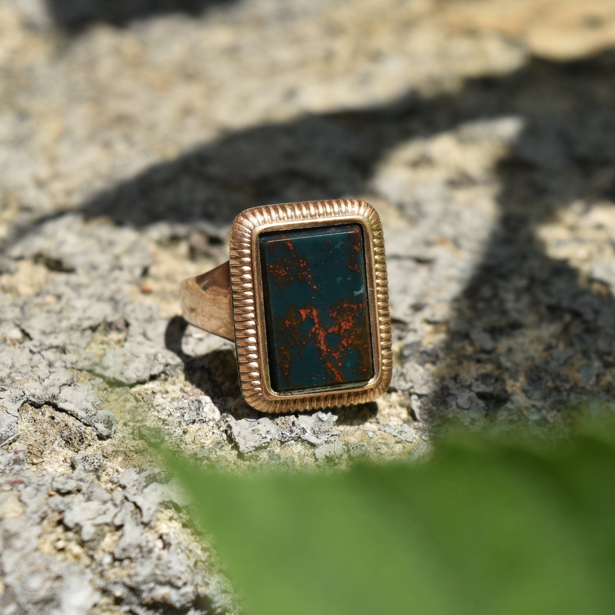 Victorian 14K Bloodstone Signet Ring, Sleek Bevel Cut Stone In Pleated Yellow Gold Setting, Estate Jewelry, 9 3/4 US