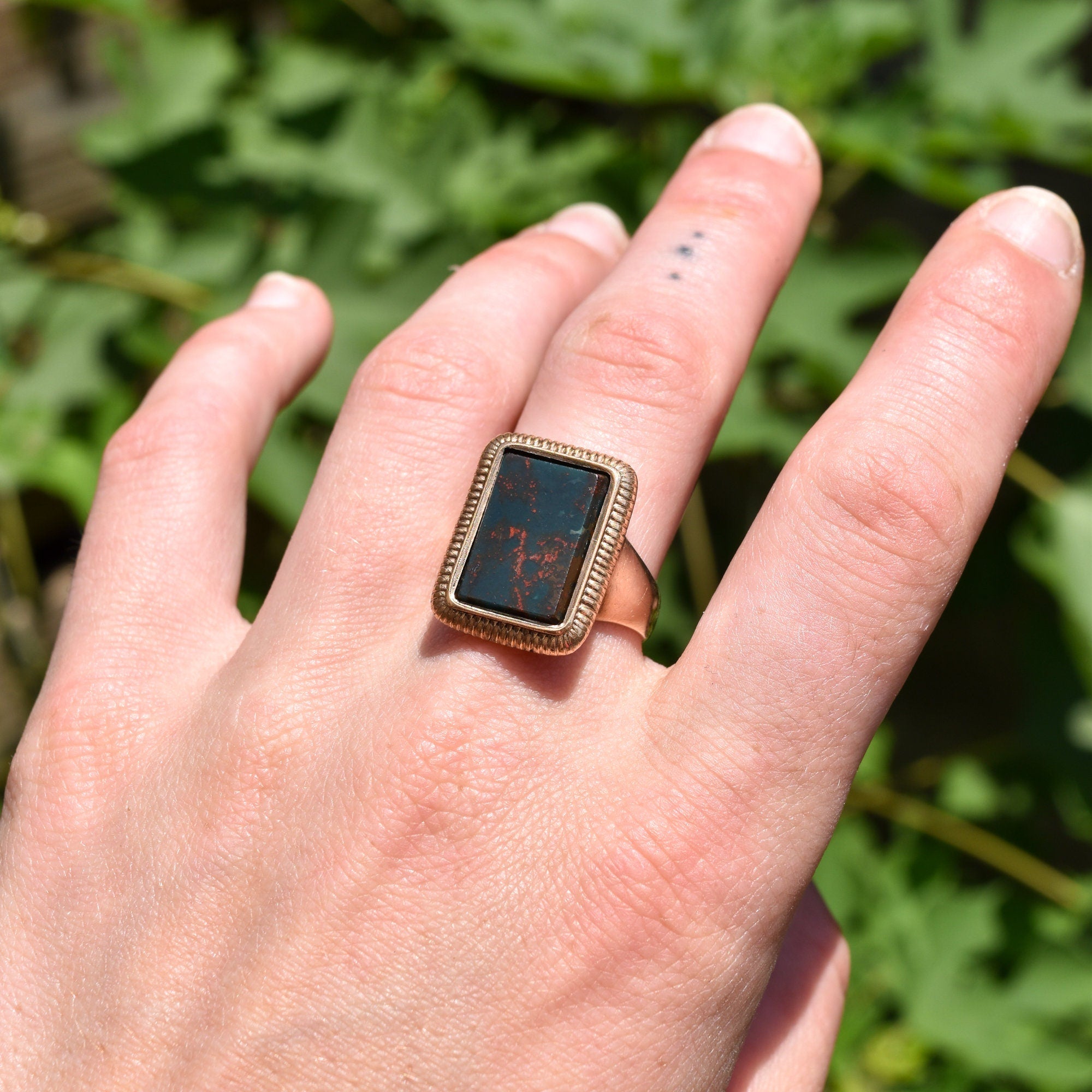 Victorian 14K Bloodstone Signet Ring, Sleek Bevel Cut Stone In Pleated Yellow Gold Setting, Estate Jewelry, 9 3/4 US